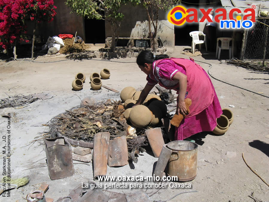 Meet the Red Clay Ceramic-producing Maestras of San Marcos Tlapazola — No  Maps or Foot Tracks